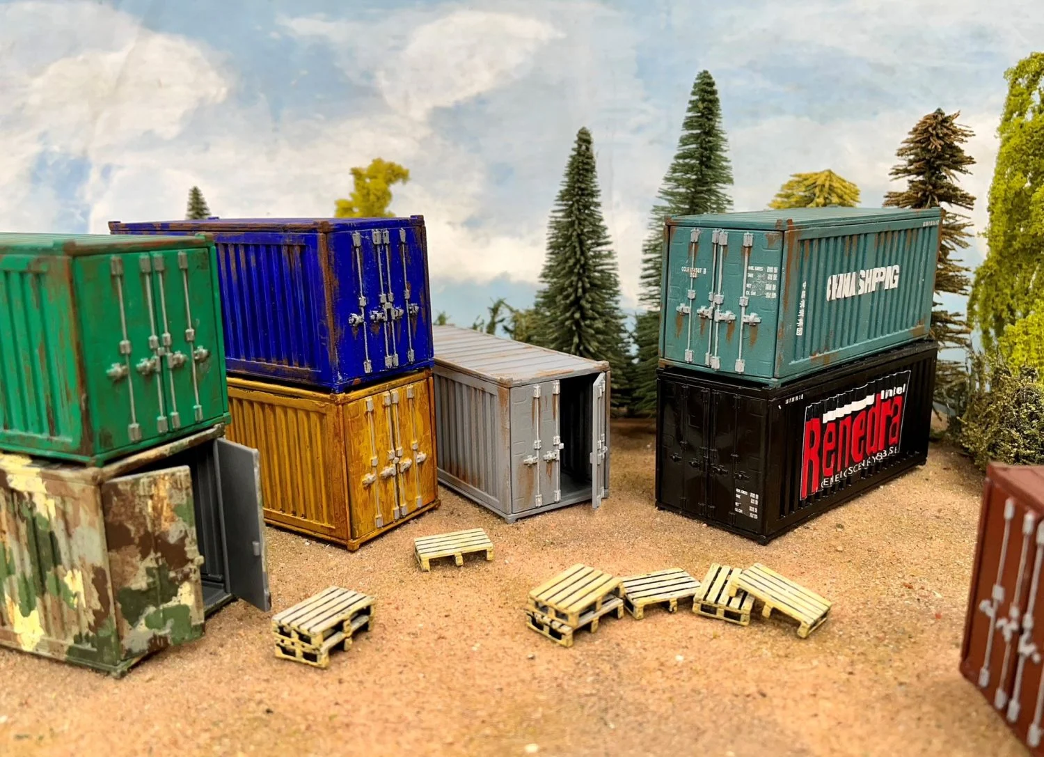 Shipping Container (20 ft) & 4 Pallets, 28mm Scale Scenery - Renedra Limited