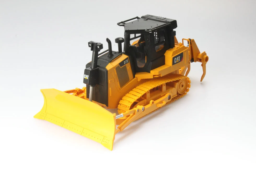 Caterpillar D7E Track Type Tractor 1:24 Scale Radio Controlled Model - Diecast Masters