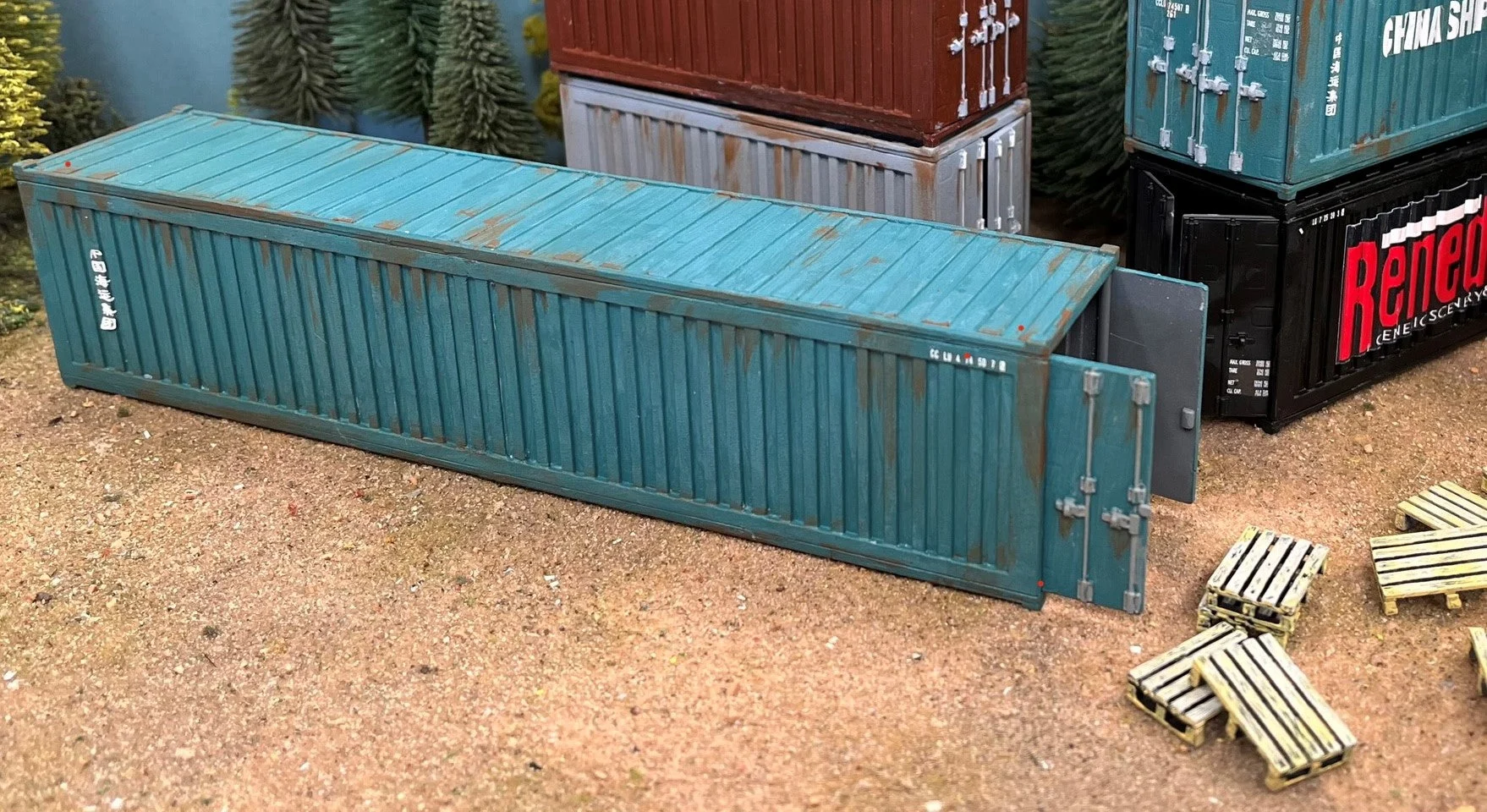 Shipping Container (40 ft) & 8 Pallets, 28mm Scale Scenery - Renedra Limited