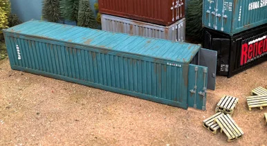 SCENERY: 28mm Shipping Container & 8 Pallets (40FT) - RENSHIP40
