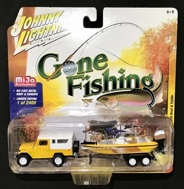 1980 Toyota Land Cruiser with Boat & Trailer (Yellow/White) 1:64 Scale Diecast Car - Johnny Lightning