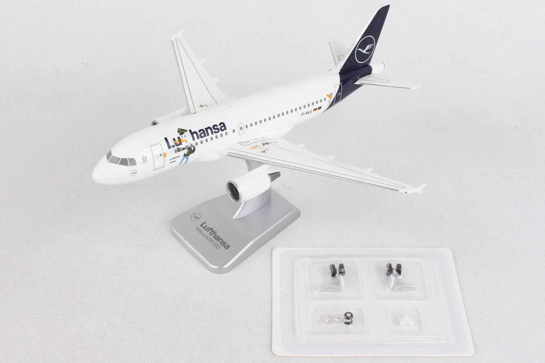Airbus A319-100 Lufthansa (D-AILU) 1:200 Scale Model