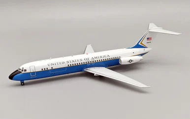 USA - Air Force C-9A Nightingale (DC-9-32CF) 71-0876 with stand IFC9A0876 1:200