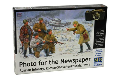 1/35 Master Box Russian Infantry Posing for Photo Korsun-Shevchenkovskiy 1944 Plastic Model Kit