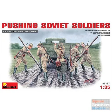 MIA35137 1:35 Miniart Pushing Soviet Soldiers Figure Set