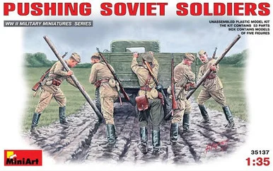 1/35 Miniart Pushing Soviet Soldiers
