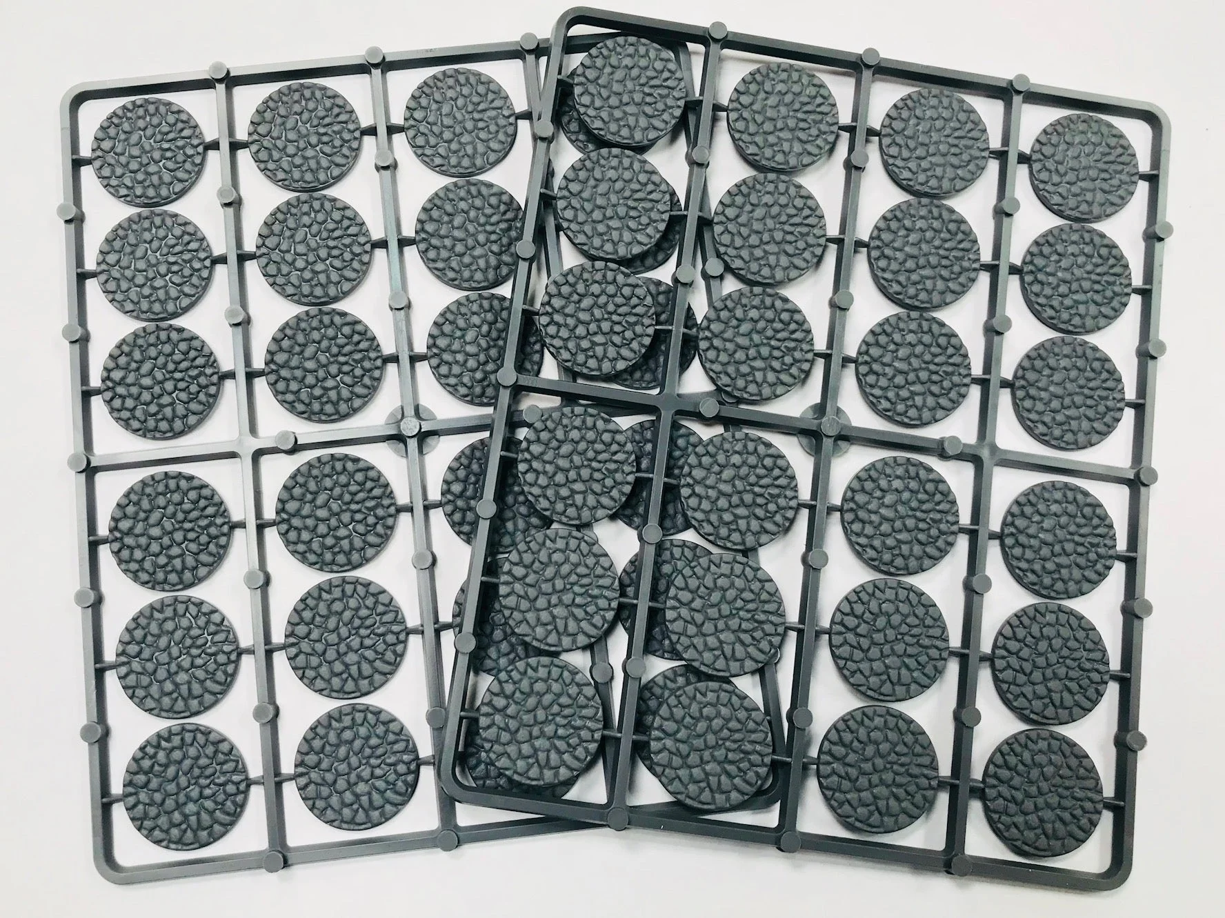 Renedra 25mm Round Cobblestone Effect Plastic Bases (48) - Renedra Limited