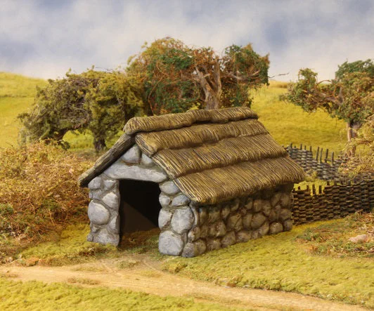 Renedra Stone/Thatched Outbuilding – 28mm (1/56) Hard Plastic Scenery Model Kit - Renedra Limited