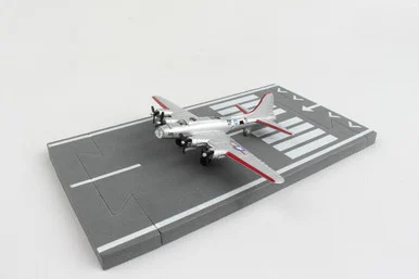 Daron Runway 24 #35 B17 Flying Fortress Silver Collectible Die-Cast Plane