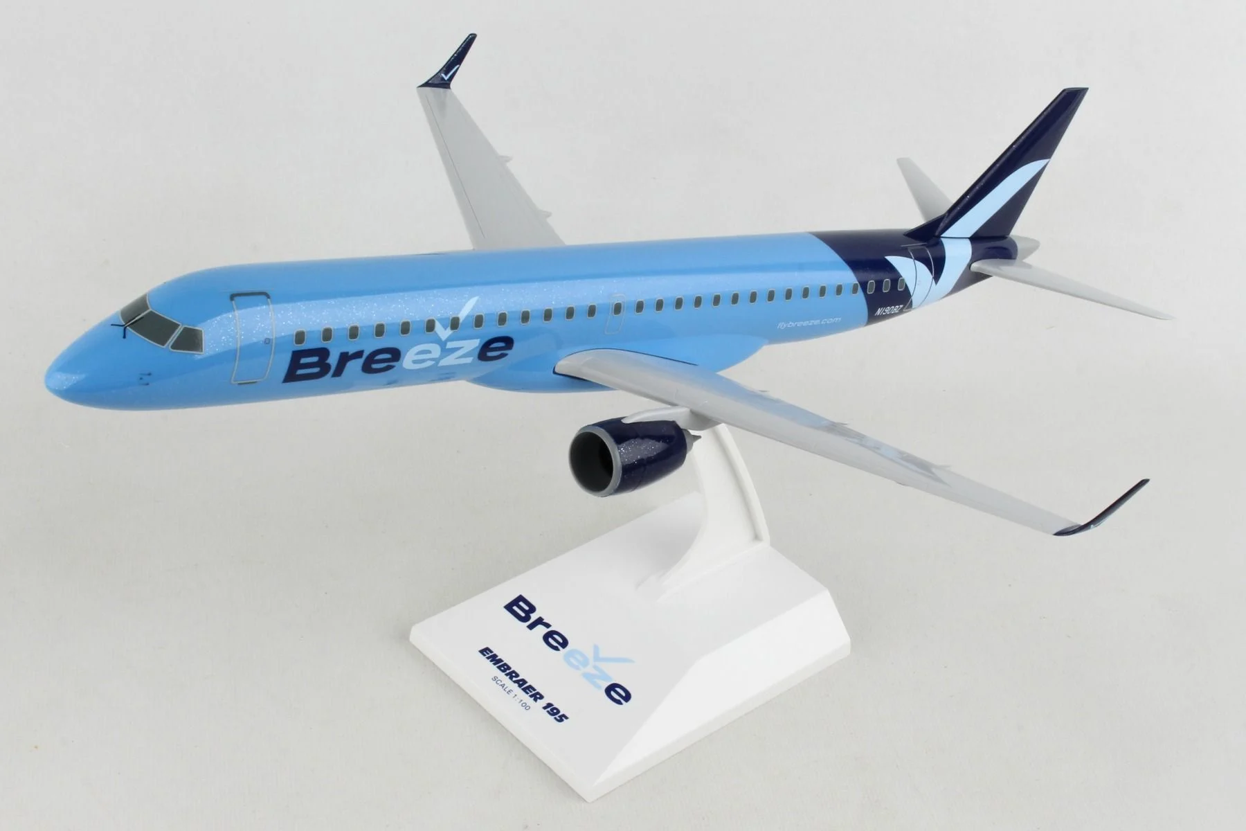 Embraer E195 Breeze Airways 1:100 Scale Model - Skymarks