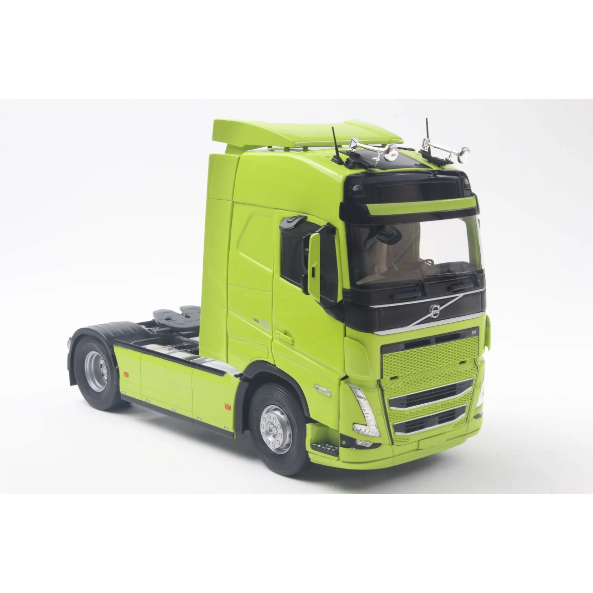 Volvo trucks fh globetrotter xl neon green 2023 1/24 Die cast - SOLIDO