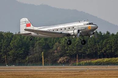 1/48 Trumpeter DC3 CNAC Transport Aircraft